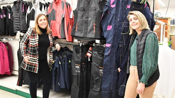 Anaïs Grevin, du service personnalisation, et Florine Villain,responsable de marché, ont toutes deux travaillé au lancement de la nouvelle gamme de vêtements féminins.