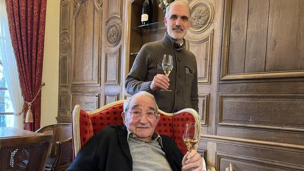 Michel Drappier en compagnie de son père, André, dans le salon d’accueil du domaine, à Urville. Chez les Drappier, la famille, ça compte.