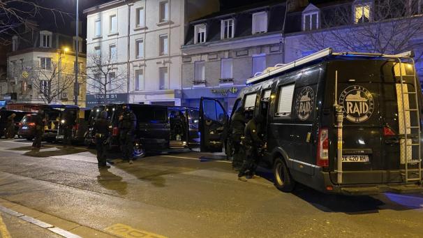 Les policiers du Raid sont arrivés en nombre sur l’avenue Jean-Jaurès, vers 23 heures.