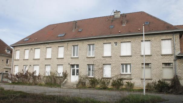 Le bâtiment principal était affecté à l’administration de la gendarmerie (au rez-de-chaussée). Le reste était destiné aux hébergements des gendarmes. Il y avait quatre logements.
