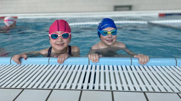 Romy et Sacha sont en grande section au pôle scolaire d’Aubrives. Ils ont commencé les séances à la piscine à la rentrée de février.