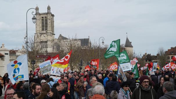 Pendant près de deux heures, plus de 2500 manifestants ont arpenté les rues de Troyes, de la place Jean-Jaurès à la préfecture.