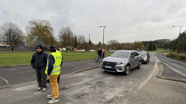 Les manifestants ont laissé passé les voitures petit à petit au barrage de Frénois.