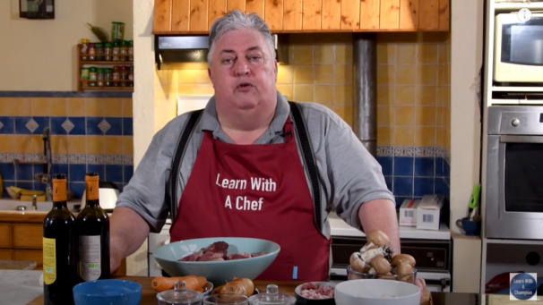Son tablier, sa cuisine simple mais gourmande, ses vidéos, Patrick a un public qui l ‘appelle «chef» dans les commentaires.