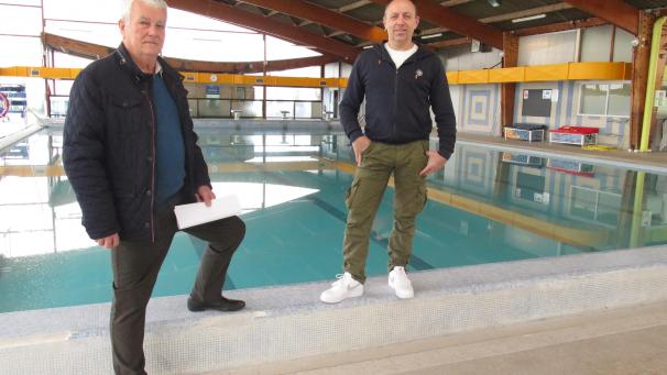 Avec les équipes de la ville, Jackie Goarin, le maire et Vincent Fradin, leresponsablede la piscine, règlent les derniers détails.