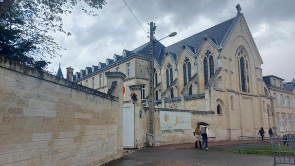 Les cours ont été suspendus au lycée Saint-Rémy. Les élèves ont quitté l’établissement à 15h30.