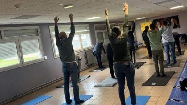 Les séances de yoga peuvent aider les lycéens à travailler dans des conditions optimales.
