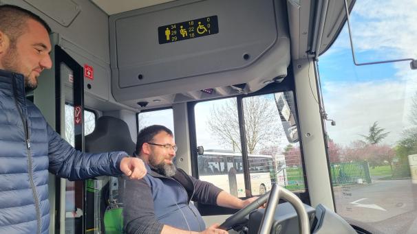 Richard Bardy (débout) de l’entreprise de transport éponyme a décroché un contrat de huit ans avec la municipalité de la Cité rose pour gérer le Vitry bus.