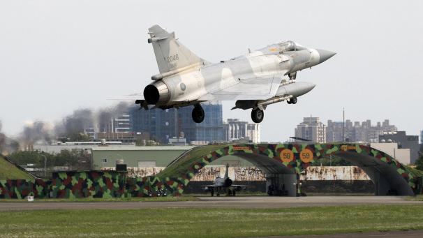 Un Mirage 2000 des forces armées taïwanaises atterit hier sur une base aérienne du nord de l’île.