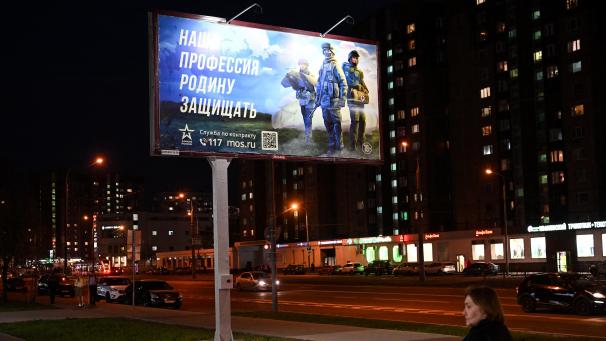 A Moscou, placardées au bord des routes, sur les vitrines de magasins et sur les abribus, des affiches de recrutement ont fleuri ces derniers jours, vantant «un métier honorable et un salaire décent».AFP