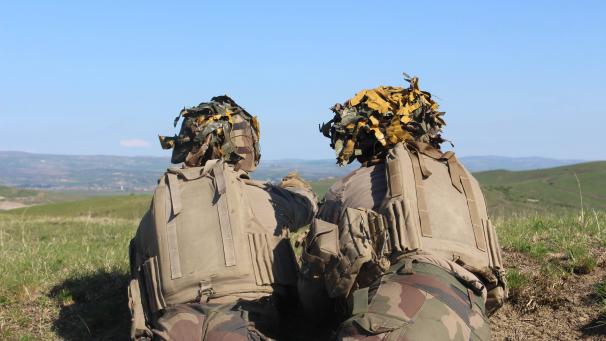 Sur les hauteurs, à quelques kilomètres de Turda en Transylvanie, les militaires du 5 e RD observent et se tiennent prêts à partir.