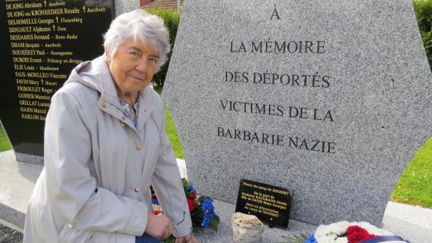 Gisèle Baugrand, fille de Mary Georges Favin, a offert une pierre de Hinzert à la ville.