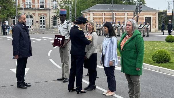La Préfète Cécile Dindart a décerné la médaille de la sécurité intérieure échelon bronze à Valérie Piot, Lucie Maï et Nathalie Seguin.