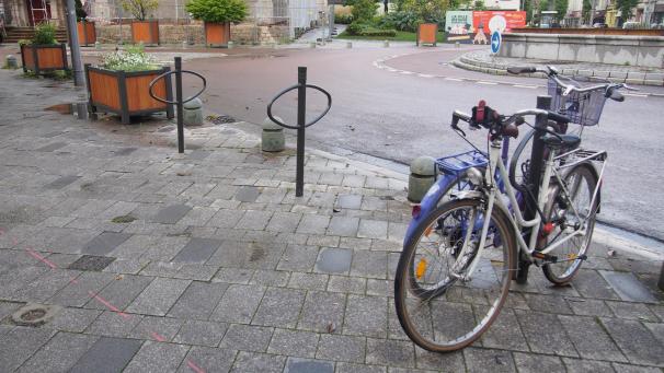 Les arceaux à vélos sont intégrés dans le paysage urbain.