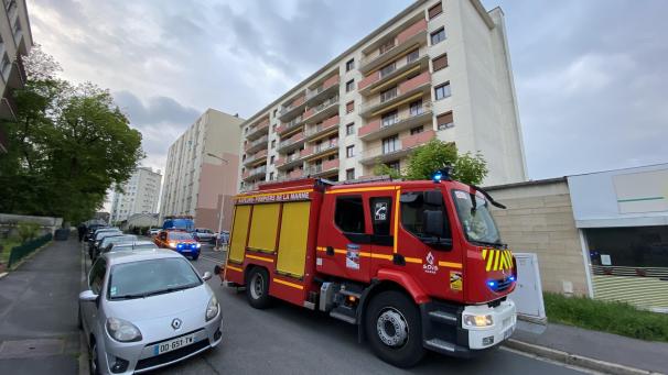 L’incendie s’est déclaré au bas d’un immeuble de la rue de Pargny, au niveau d’un parking.