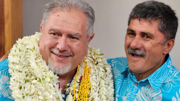 Moetai Brotherson, à gauche, est le nouveau président de la Polynésie française.