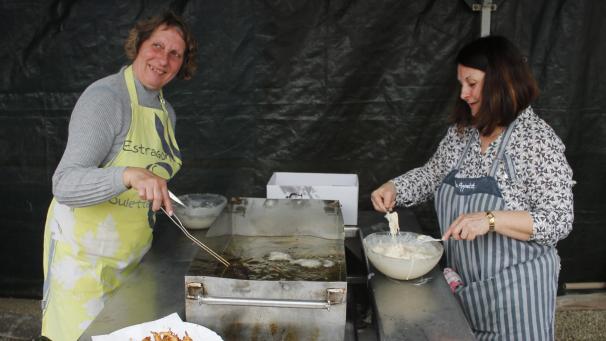 Joëlle et Jeannine, bénévoles, ont fait cuire les beignets de choucroute qui ont eu un certain succès.