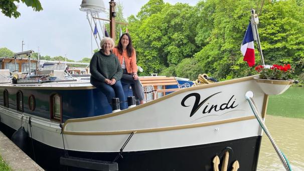 Ardon, une plaisancière de Châlons, et la responsable du Relais nautique, Roxana Dasca,à bord de la péniche Vindi.