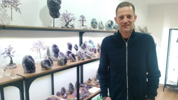 Matthieu Hubert est le gérant des deux magasins Zen et Minéraux à Charleville-Mézières et à Sedan.