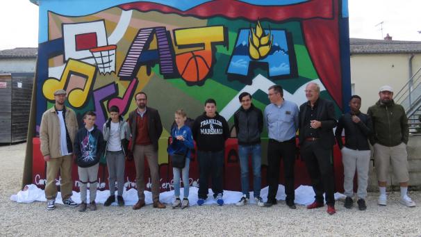 Le défenseur des enfants est venu inaugurer la fresque réalisée par les enfants de l’AJA et le collectif Murs vivants.