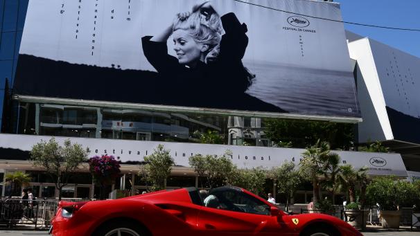 Catherine Deneuve, l’icône du cinéma français, est partout sur la Croisette, elle qui illumine l’affiche officielle du Festival international du film 2023.