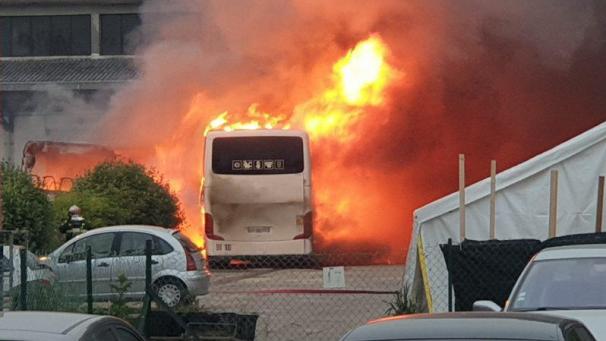 Au moins un bus a été ravagé par les flammes.