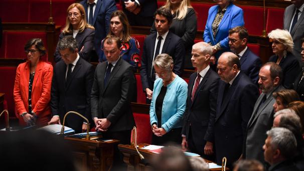 La Première ministre Élisabeth Borne et plusieurs autres membres du gouvernement durant la minute de silence.