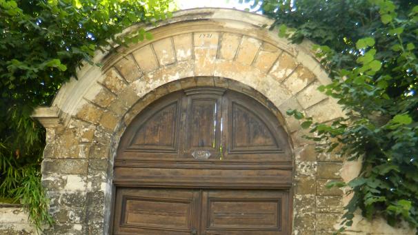 Dans le quartier cathédrale, cette imposante porte de la rue Mitantier intègre une des nouvelles visites intitulées « Bulles de culture »