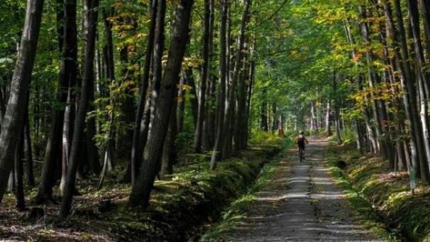 Le cycliste est originaire de l’Isère. Il sera suivi par un marcheur venu de Valmy. Tous deux partiront de Boult-aux-Bois à travers les forêts.