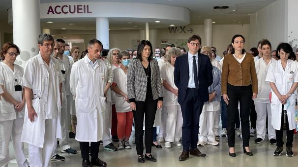 Les soignants, emmenés par le directeur Damien Patriat au centre, ont observé une minute de silence mercredi en hommage à Carène Mezino, infirmière assassinée au CHU de Reims.
