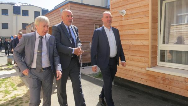 Ce mercredi, 15 logements étaient inaugurés, en présence de Freddy Grzeziczak (à droite), d’Alain Crémont (à centre) et du sous-préfetJoël Dubreuil.