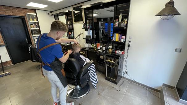 Rue Gambetta, le barbier Street coiffure vient d’ouvrir ses portes, juste à côté de la crepêrie et bar à sushis.