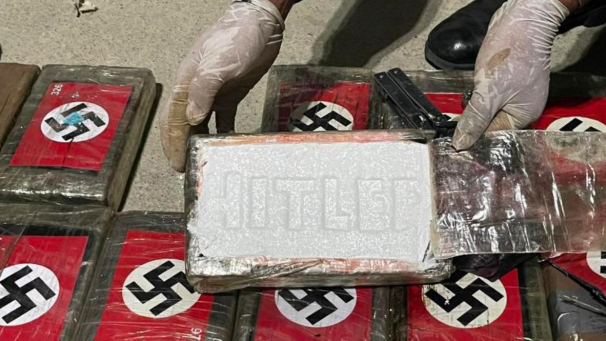 «Hitler» est écrit en surimpression sur la drogue.