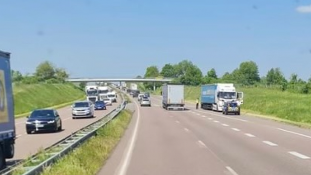 Vendredi sur l’A4 entre Reims et Châlons-en-Champagne, les gendarmes ont dû intervenir auprès d’un routier qui semblait avoir perdu le nord.
