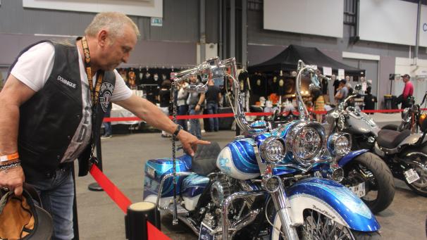 Dominique admire le travail réalisé sur cette Harley, l’une des bécanes en lice pour le show bike. Le jury de professionnel dévoilera aujourd’hui la gagnante.