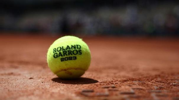 La balle officielle de Roland-Garros photographiée le 27 mai 2023 à Paris.