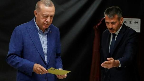 Le président sortant Recep Tayyip Erdogan vote dimanche à Istanbul pour le second de l’élection présidentielle.