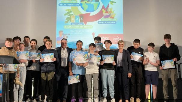 Les 4 e E du collège Paul-Langevin à Romilly-sur-Seine ont reçu le premier prix du concours Planet Slam.