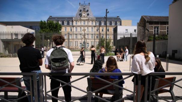 Au lycée Jean-Jaurès à Reims, ces élèves de terminale restent assidus pour s’assurer les meilleurs résultats. D’autres ont décroché ces dernières semaines, moins motivés ou pour réviser chez eux.