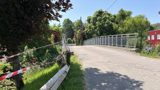 À Saint-Hilaire, le maire espère que la réfection du pont qui sera élargi permettra d’y améliorer la sécurité et d’éviter, à l’avenir, les barrières arrachées.