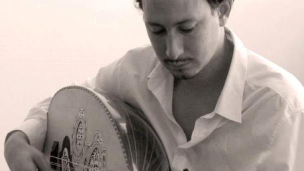 Qaïs Saadi est musicien de oud et chanteur, spécialiste de musique maghrébine et moyen-orientale.