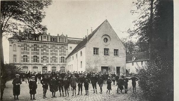 Le collège Jean-de-La-Fontaine en 1910.