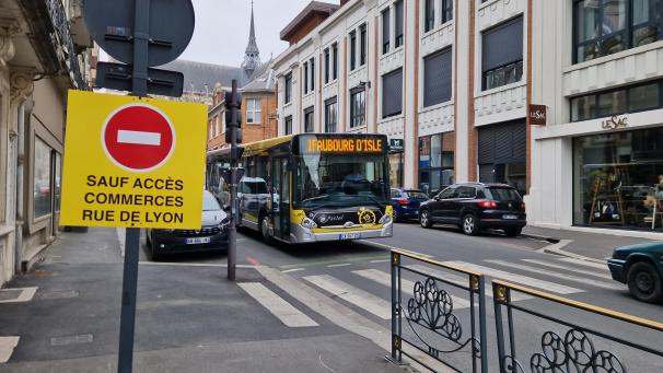 Jusqu’à la rentrée, il n’est plus possible de remonter la rue de Lyon et la rue Adrien-Nordet quand on arrive de la rue d’Isle. Il faut contourner par la rue du Gouvernement dont le sens de circulation a été en partie inversé.