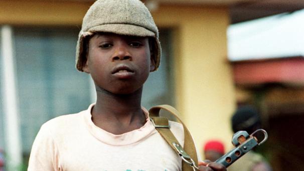 Un enfant soldat du Front national patriotique du Liberia, le 30 avril 1990.Archives AFP
