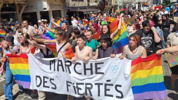 Ils étaient près de 900 à s’élancer sous la bannière arc-en-ciel pour cette 3e Pride-Marche des fiertés troyenne qui les a conduit jusqu’au parvis de l’Art Déco, à Sainte-Savine.