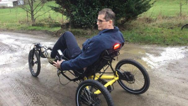 Fabien Bourdon a la sensation de  retrouver [ma] liberté  lors de ses sorties en tricycle à assistance.
