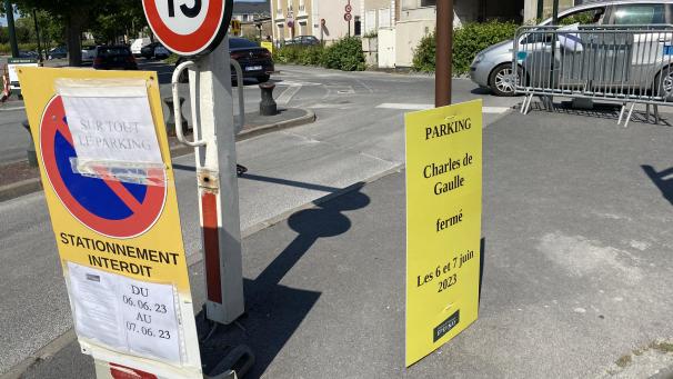 L’esplanade Charles de Gaulle est interdite au stationnement, mais l est possible de se garerdans la «Poche du Jard», à proximité de la sous-préfecture.