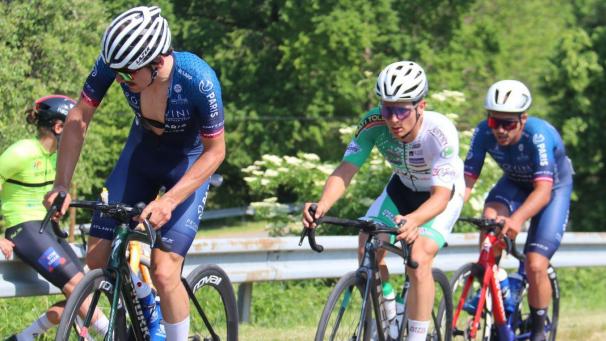 Victor Papon, entouré de deux coureurs du Paris cycliste olympique, a décroché le titre de champion du Grand Est, ce dimanche, dans les Ardennes.