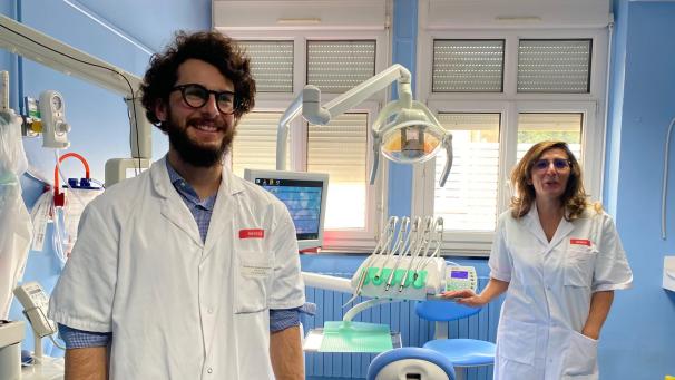 Le docteur Guillaume Exartier-Ménard et sa collègue Ghada Hamati ont participé au lancement de l’étoffement de l’offre dentaire à l’hôpital de Châlons-en-Champagne.