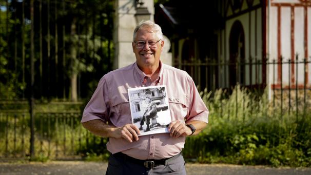Ben Wax devant les grilles du domaine de Commétreuil, où son père se rendit pendant les derniers mois de la guerre comme on le voit sur la photo qu’il tient dans ses mains.